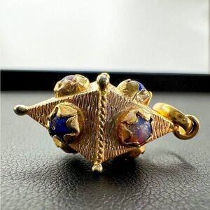 Stunning Octahedron shaped 18k yellow solid gold pendant/charm with embedded blu